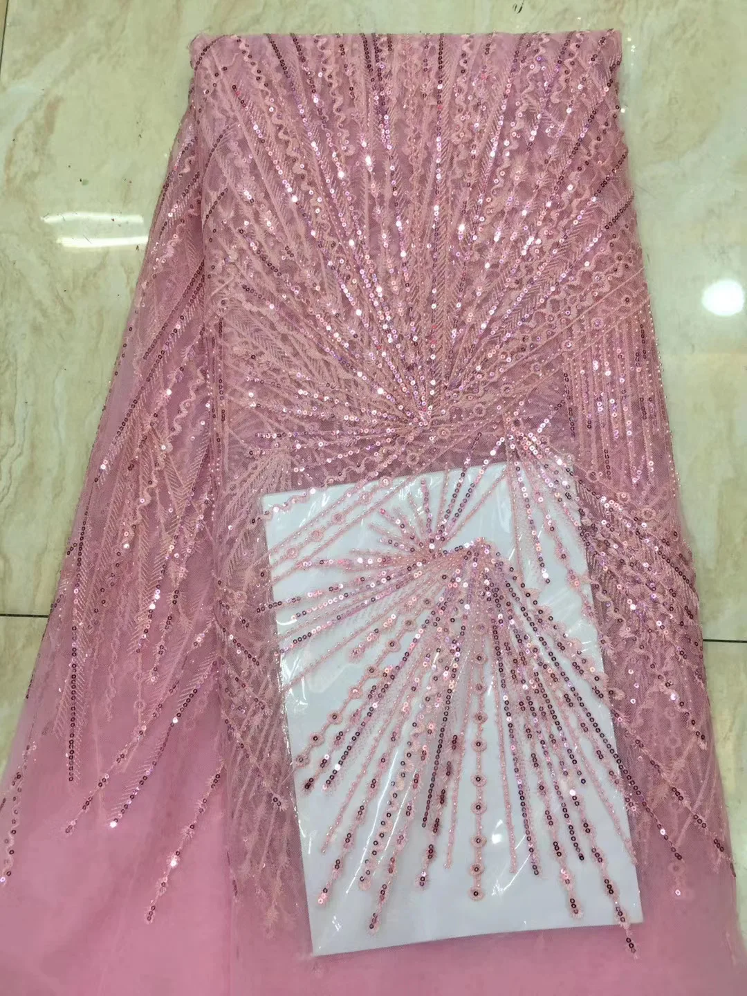 Новейшая африканская кружевная ткань высокого качества, кружево 2021 Нигерия, французская сетчатая кружевная ткань, Женская юбка с блестками D41881
Новейшая африканская кружевная ткань высокого качества, кружево 2021 Нигерия, французская сетчатая кружевная ткань, Женская юбка с блестками D41881