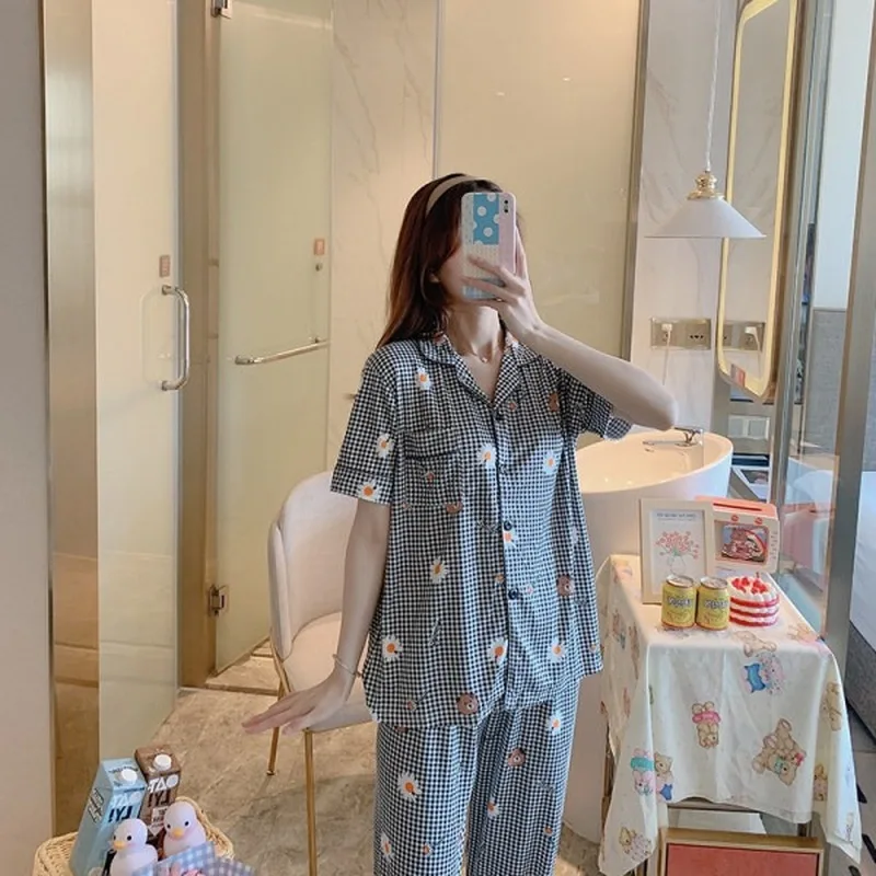 Summer New Cartoon Checked Daisy Print Women Pajamas Set Short Sleeve Cardigan Pyjamas 2 Piece Suit Female Lapel Home Sleepwear
Summer New Cartoon Checked Daisy Print Women Pajamas Set Short Sleeve Cardigan Pyjamas 2 Piece Suit Female Lapel Home Sleepwear