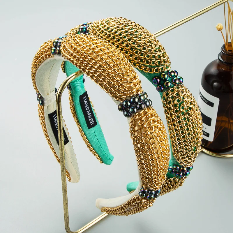 Повязка на голову с металлической цепочкой и жемчужинами золотого цвета
Повязка на голову с металлической цепочкой и жемчужинами золотого цвета