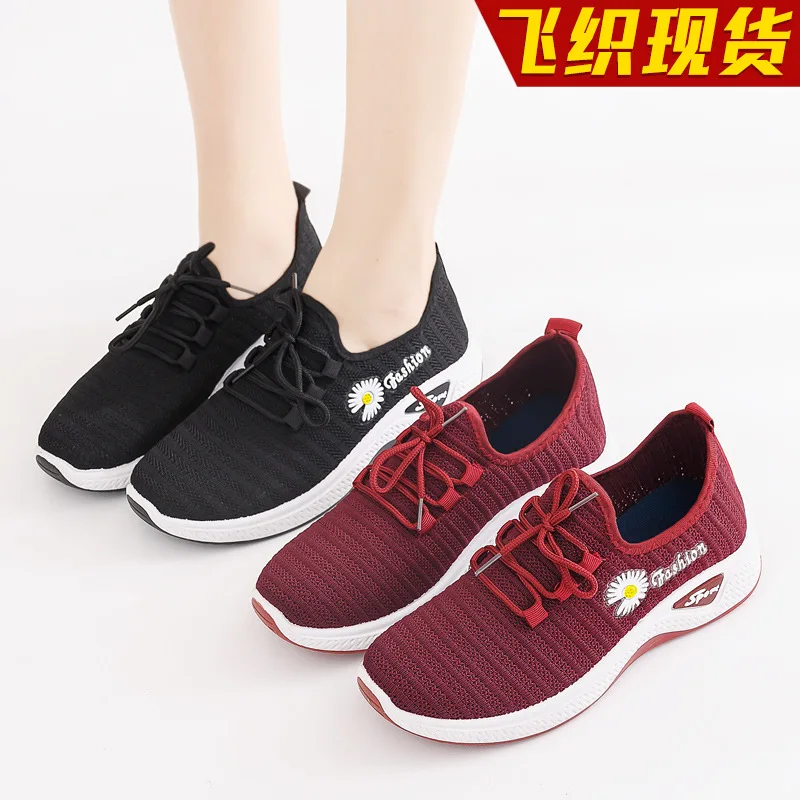 new flying Weaver shoes, leisure sports and comfortable shoes for the elderly, mother shoes, middle-aged and old walking shoes. 
new flying Weaver shoes, leisure sports and comfortable shoes for the elderly, mother shoes, middle-aged and old walking shoes.