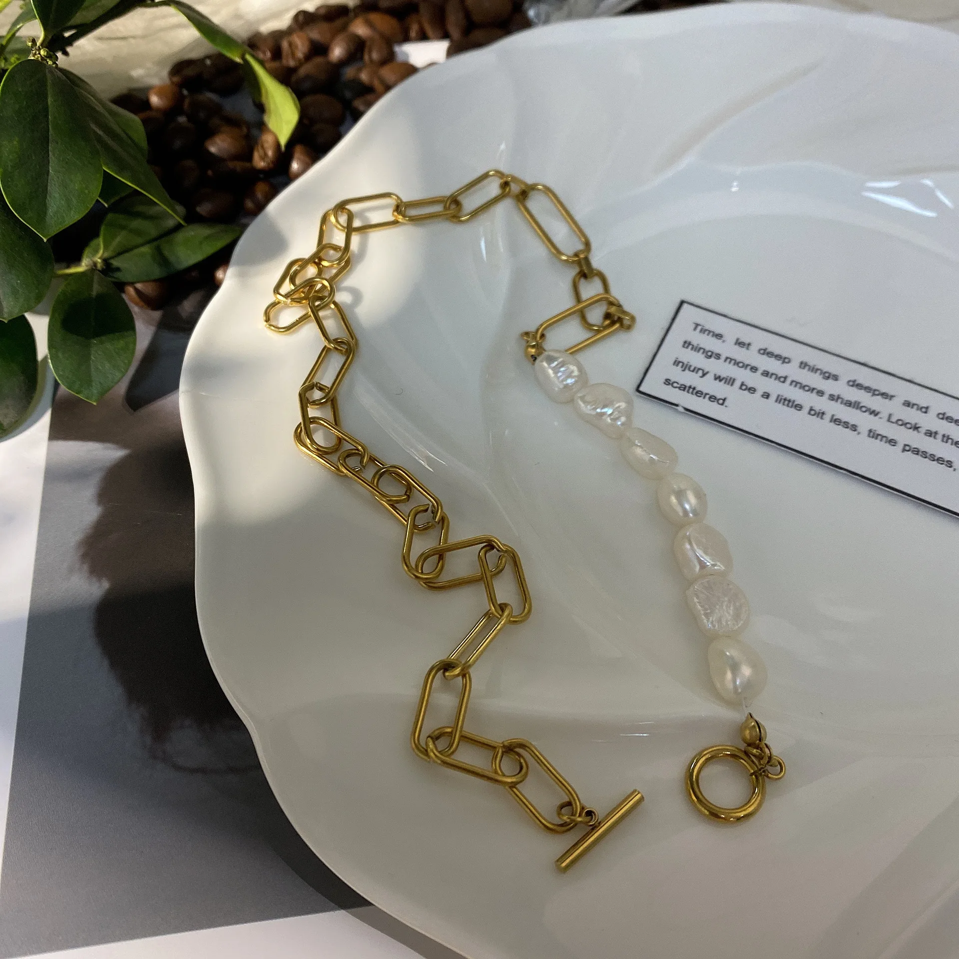2021 pearl clavicle chain short necklace choker fashion titanium steel splicing simple temperament net clavicle chain
2021 pearl clavicle chain short necklace choker fashion titanium steel splicing simple temperament net clavicle chain