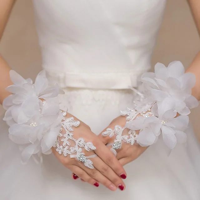Wedding dress gloves, silk flowers, beautiful, cute, short mittens, bridal gloves
Wedding dress gloves, silk flowers, beautiful, cute, short mittens, bridal gloves
