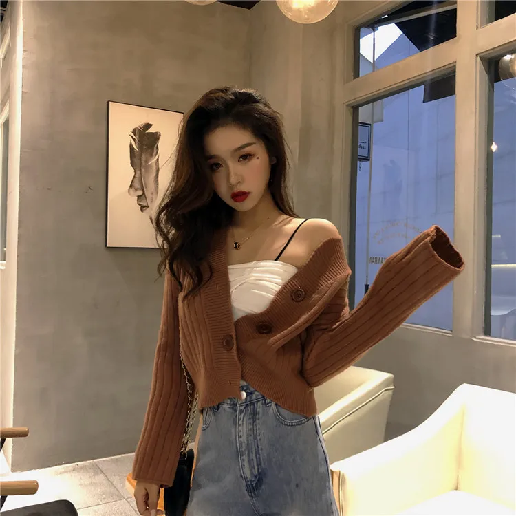 2020 red autumn winter new short Fashion Top Small Coat women's versatile sexy gentle V-neck knitted cardigan
2020 red autumn winter new short Fashion Top Small Coat women's versatile sexy gentle V-neck knitted cardigan