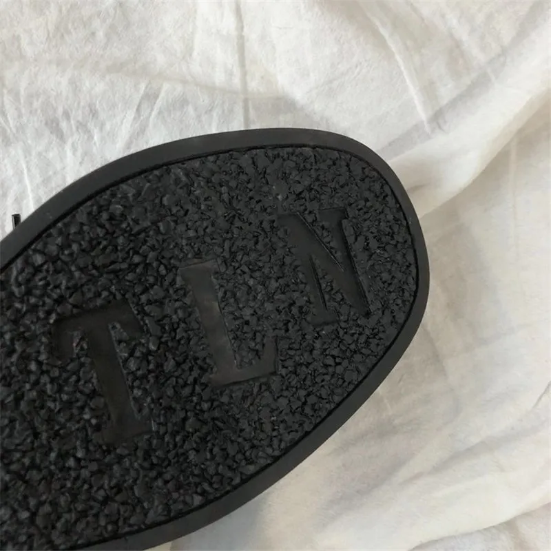 2020 New Fashion wild Black Leather Shoes British style Women Cross Lace Up Flats Designer Shoes Women Derby Shoes sizes 35-39
2020 New Fashion wild Black Leather Shoes British style Women Cross Lace Up Flats Designer Shoes Women Derby Shoes sizes 35-39