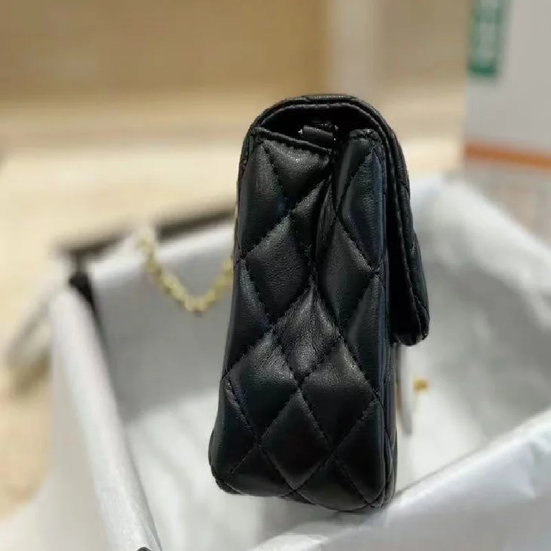 High quality CC women's shoulder bag and handbag 2021 new luxury designer flip bag chain bag classic black and white
High quality CC women's shoulder bag and handbag 2021 new luxury designer flip bag chain bag classic black and white