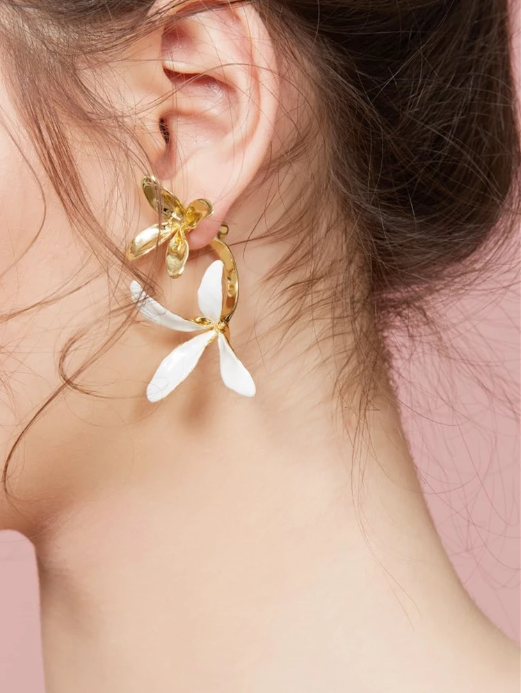 HANGZHI 2020 New Design Gold Flowers White Glaze Metal Stud Earrings Elegant Geometric Exaggeration Earrings for Women Party
HANGZHI 2020 New Design Gold Flowers White Glaze Metal Stud Earrings Elegant Geometric Exaggeration Earrings for Women Party