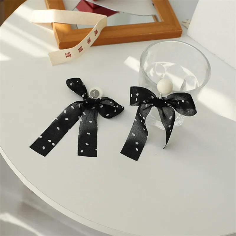 Wave point bowknot ribbon earrings female temperament of pure and fresh and sweet 2021 new web celebrity stud earrings
Wave point bowknot ribbon earrings female temperament of pure and fresh and sweet 2021 new web celebrity stud earrings