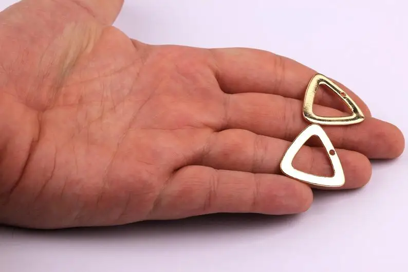 Triangle Shaped Charms- Zinc Alloy Earring Findings - Gold Tone - 6Pcs/Lot - Jewelry Supplies - 25x26x1.4mm - ZZ1163
Triangle Shaped Charms- Zinc Alloy Earring Findings - Gold Tone - 6Pcs/Lot - Jewelry Supplies - 25x26x1.4mm - ZZ1163