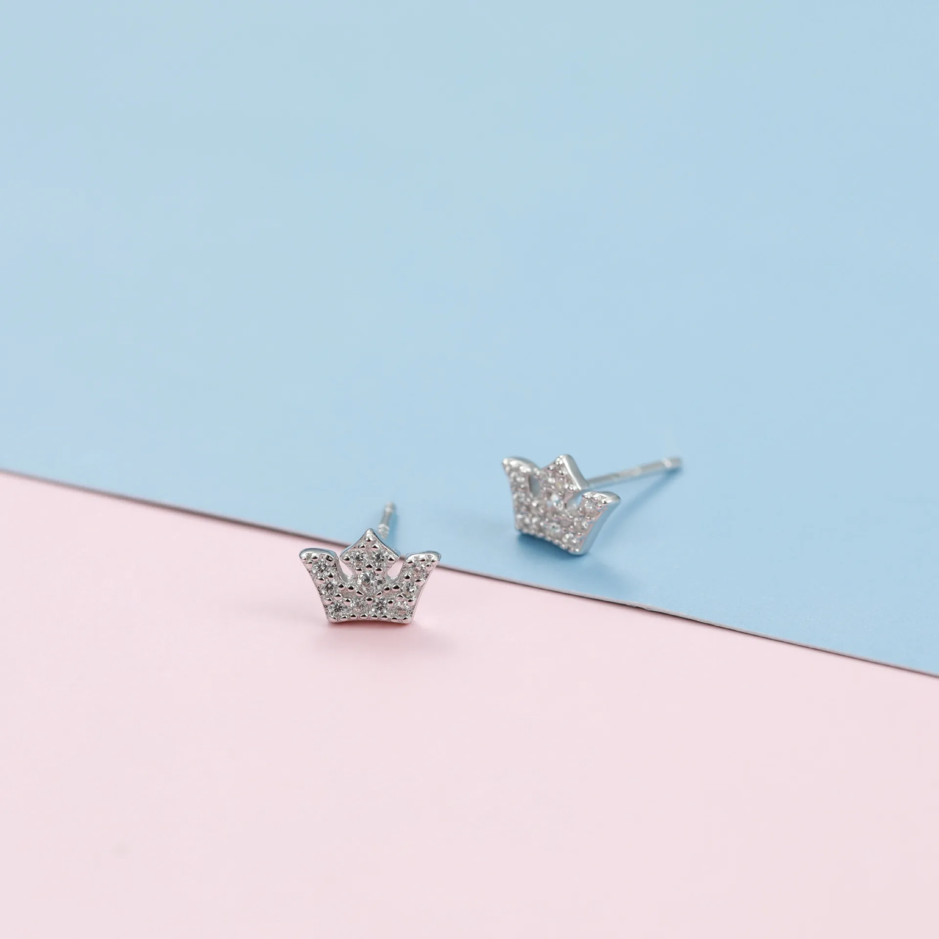 S925 Silver Earrings Women Fashion All-match Cute Simple Crown Inlaid Stud Earrings Jewelry Rhinestone Stud Earrings
S925 Silver Earrings Women Fashion All-match Cute Simple Crown Inlaid Stud Earrings Jewelry Rhinestone Stud Earrings