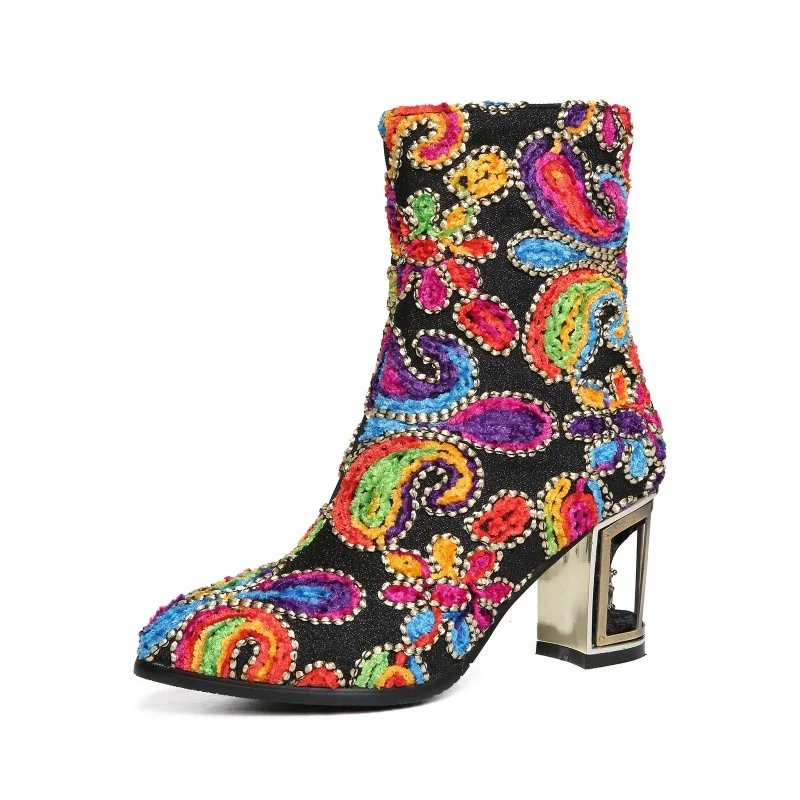 2021 autumn and winter new national style boots Decor pointed hollow metal high-heeled leather boots women's large short boots
2021 autumn and winter new national style boots Decor pointed hollow metal high-heeled leather boots women's large short boots