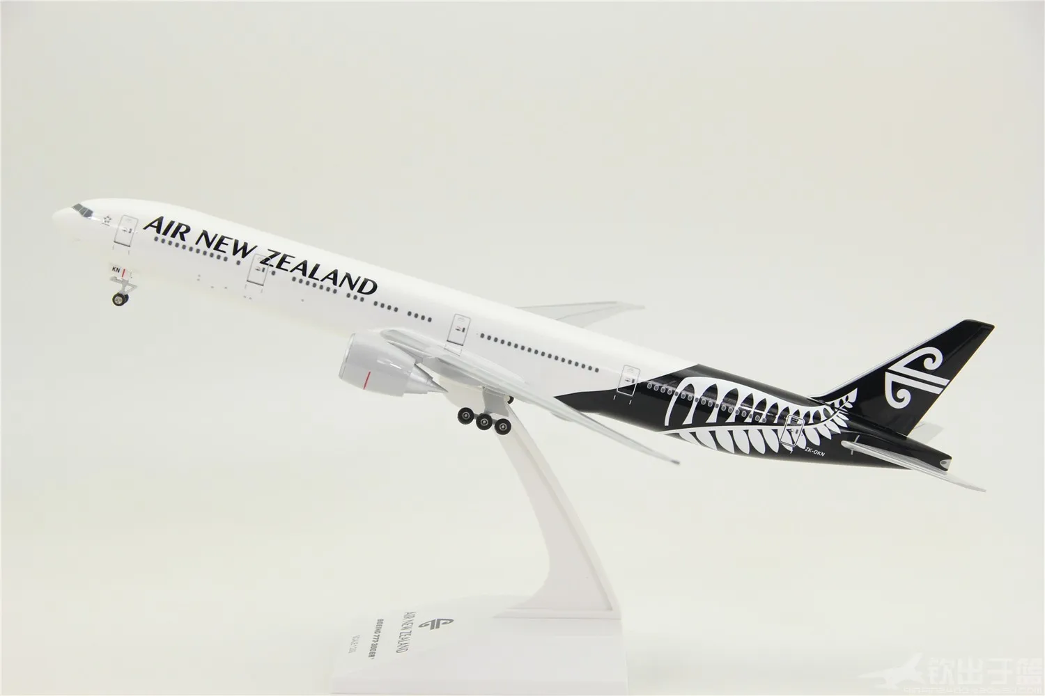 Assembled New Zealand Airlines Boeing 777 Aircraft Model 1: 200 B777-300ER Air New Zealand Aviation Model ABS with Landing Gear 
Assembled New Zealand Airlines Boeing 777 Aircraft Model 1: 200 B777-300ER Air New Zealand Aviation Model ABS with Landing Gear