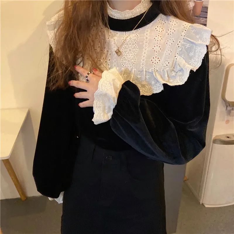 RUGOD 2021 spring temperament lace shirt stitching half high neck velvet top
RUGOD 2021 spring temperament lace shirt stitching half high neck velvet top