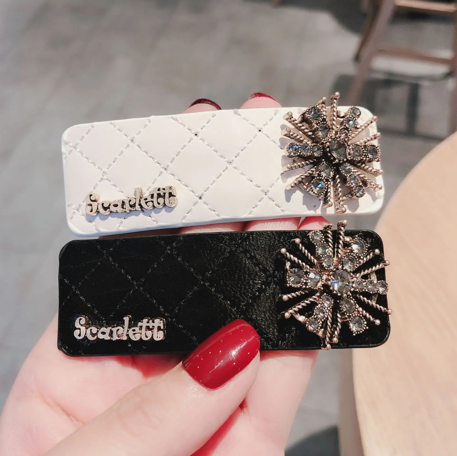 High Quality Elegant Bling Flower Button PU Leather Hair Clip Hairband Bobby Pins Barrette Hairpins Headdress Beauty Accessories
High Quality Elegant Bling Flower Button PU Leather Hair Clip Hairband Bobby Pins Barrette Hairpins Headdress Beauty Accessories