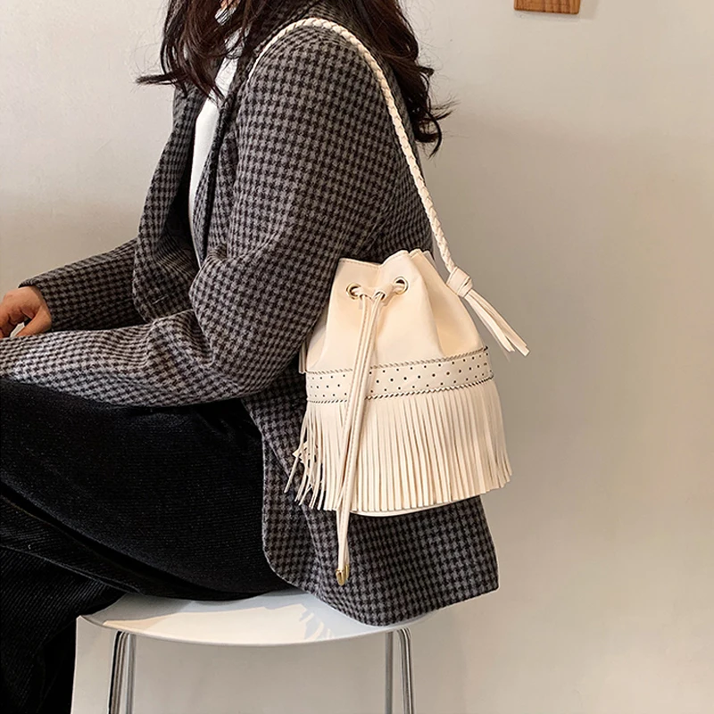 Summer Women Shoulder Bag Personality New Female Crossbody Bag PU Leather 2021 Fashion Designer Bucket Bag Tassel Black White
Summer Women Shoulder Bag Personality New Female Crossbody Bag PU Leather 2021 Fashion Designer Bucket Bag Tassel Black White