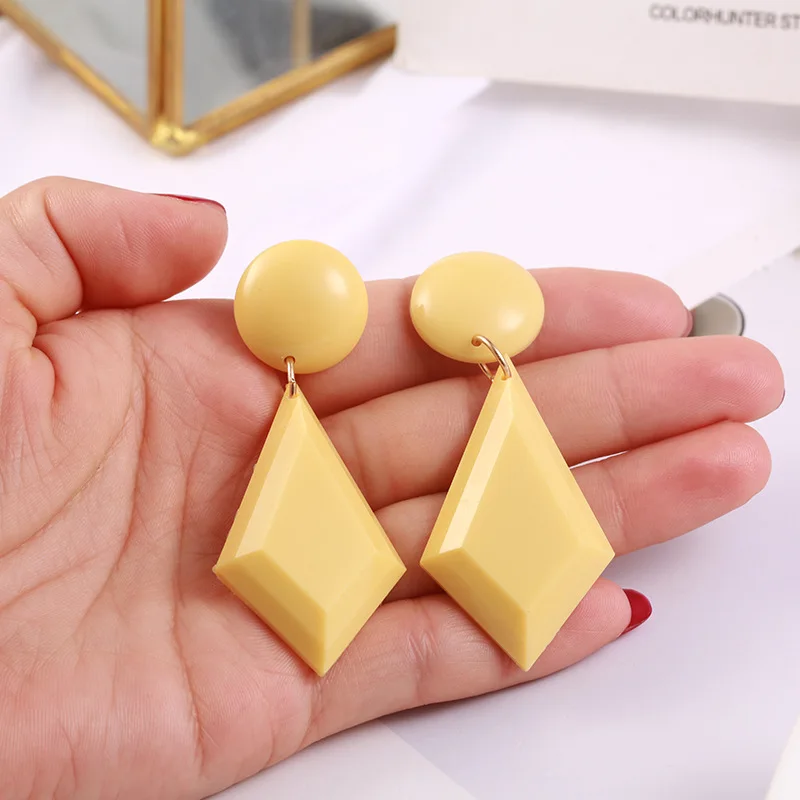 Simple Gold Color Needle French Morandi Color Cream Yellow Earrings Literary Geometric Diamond Ear Clips Women's Jewelry Gifts
Simple Gold Color Needle French Morandi Color Cream Yellow Earrings Literary Geometric Diamond Ear Clips Women's Jewelry Gifts