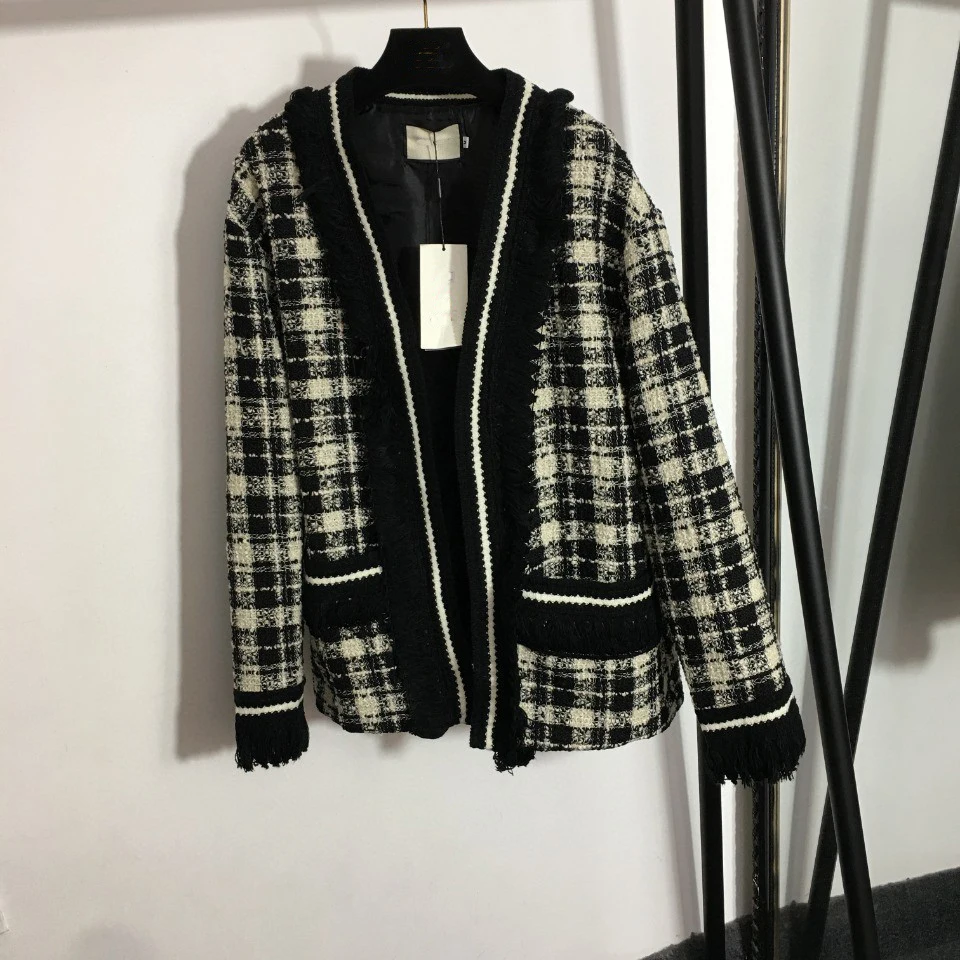 Высококачественное роскошное зимнее женское текстильное блестящее пальто с бахромой
Высококачественное роскошное зимнее женское текстильное блестящее пальто с бахромой