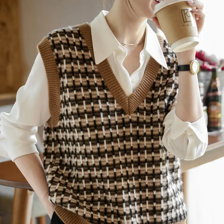 Vintage Argyle Women Sweater Vest 2021New Splice Color Plaid Sleeveless Round Neck Autumn Winter Female Knitted Vest Blue
Vintage Argyle Women Sweater Vest 2021New Splice Color Plaid Sleeveless Round Neck Autumn Winter Female Knitted Vest Blue