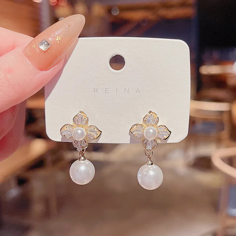 Fashion Flower Pearl Drop Earrings For Women Vintage Gold Color Rhinestone Pendant Earrings Girls Party Wedding Jewelry Gift
Fashion Flower Pearl Drop Earrings For Women Vintage Gold Color Rhinestone Pendant Earrings Girls Party Wedding Jewelry Gift
