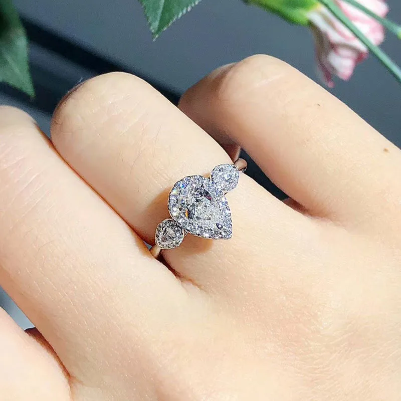 2021 New Classic European Style Three Head Water Drop Pear Shape Ring with Moissanite CZ Top Women Wedding Jewelry Fashion Trend
2021 New Classic European Style Three Head Water Drop Pear Shape Ring with Moissanite CZ Top Women Wedding Jewelry Fashion Trend