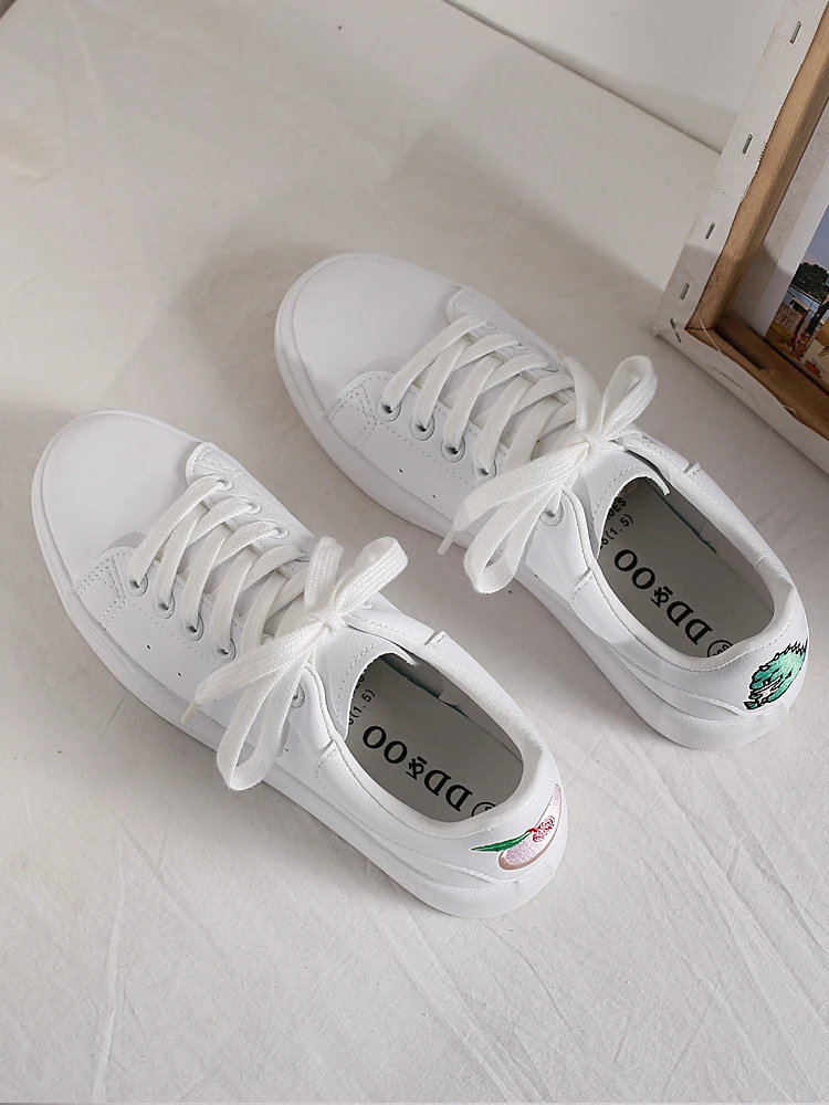 Little white shoes women's winter 2020 new versatile student shoes chic net red flat bottom casual board shoes white shoes 
Little white shoes women's winter 2020 new versatile student shoes chic net red flat bottom casual board shoes white shoes