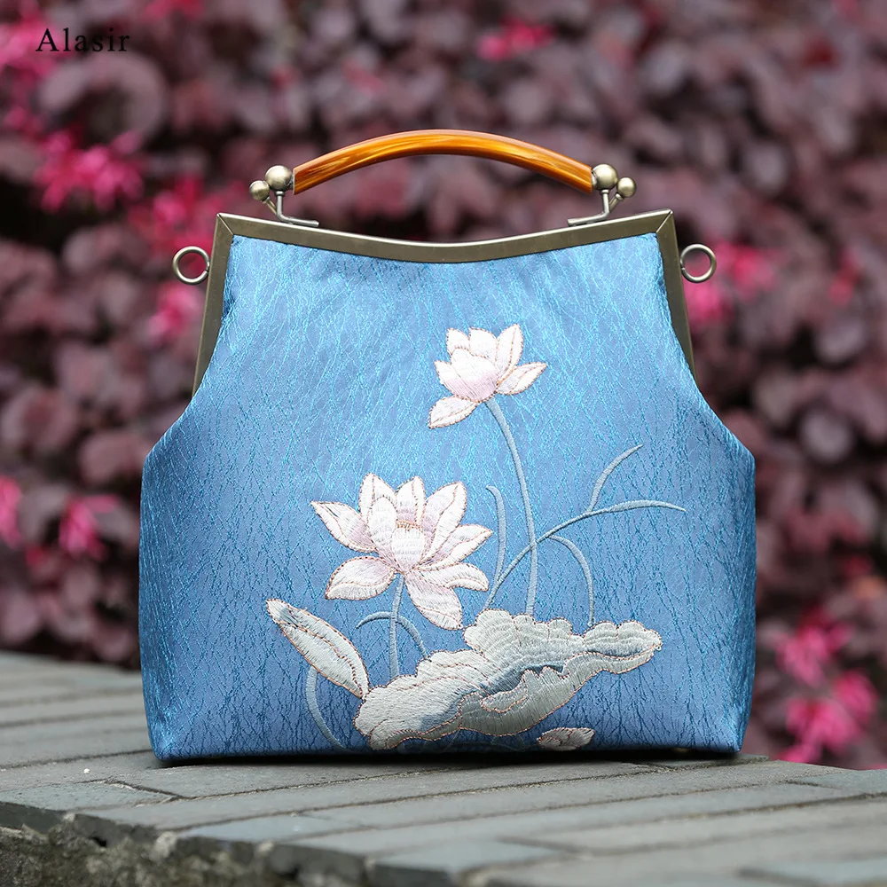 Alasir Customized Chinese Style Shoulder Bags Original Embroidery Cheongsam Handbag Lotus Ladies Women Exquisite Wooden Handle
Alasir Customized Chinese Style Shoulder Bags Original Embroidery Cheongsam Handbag Lotus Ladies Women Exquisite Wooden Handle