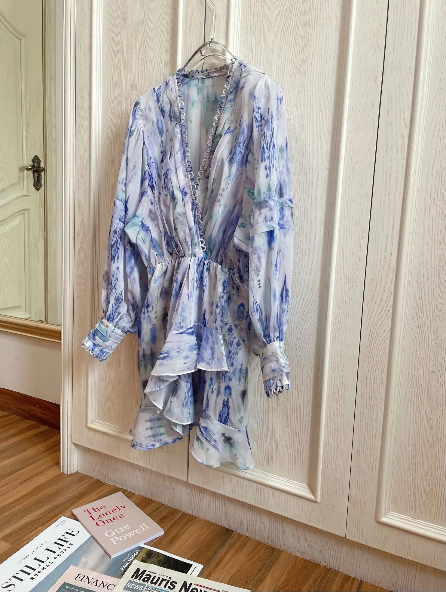 fashion women 2021 new long-sleeved V-neck blooming ruffled layered lantern sleeve printed dress 0330
fashion women 2021 new long-sleeved V-neck blooming ruffled layered lantern sleeve printed dress 0330