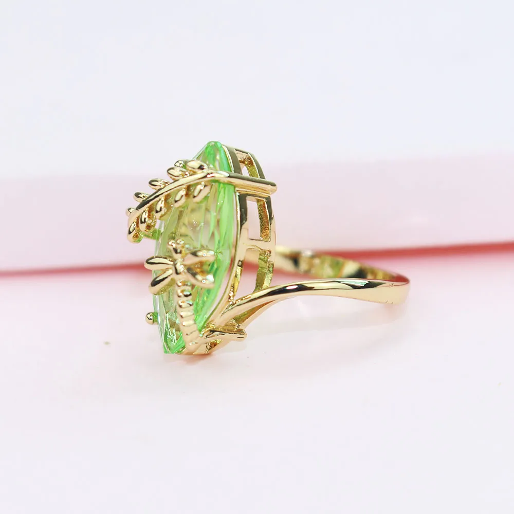 Кольцо женское с зелеными циркониевыми листьями и стрекозой | Украшения