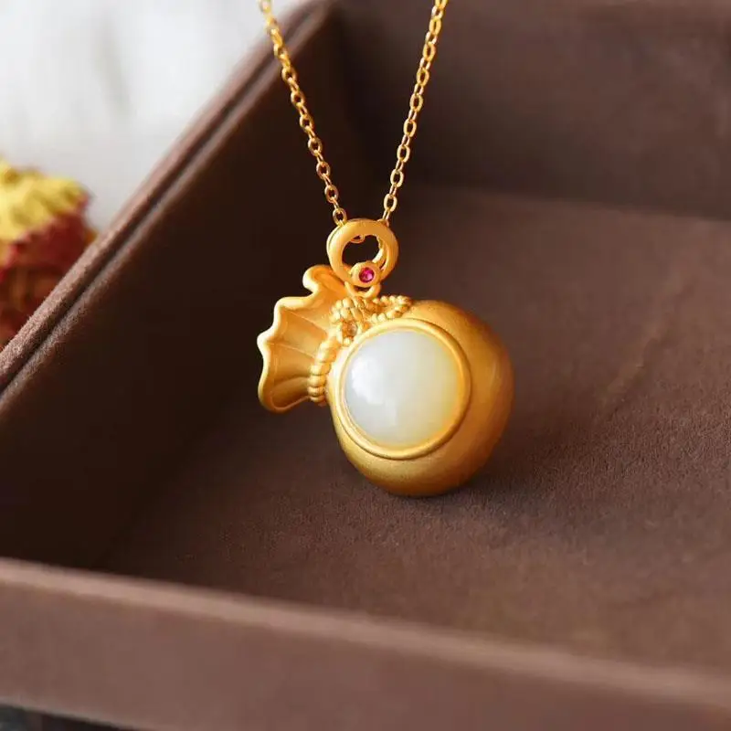 S925 Sterling Silver Inlaid Hetian Jade Purse Necklace Pendant Gilding Craft Simple and Elegant Meaning Amass Fortunes
S925 Sterling Silver Inlaid Hetian Jade Purse Necklace Pendant Gilding Craft Simple and Elegant Meaning Amass Fortunes