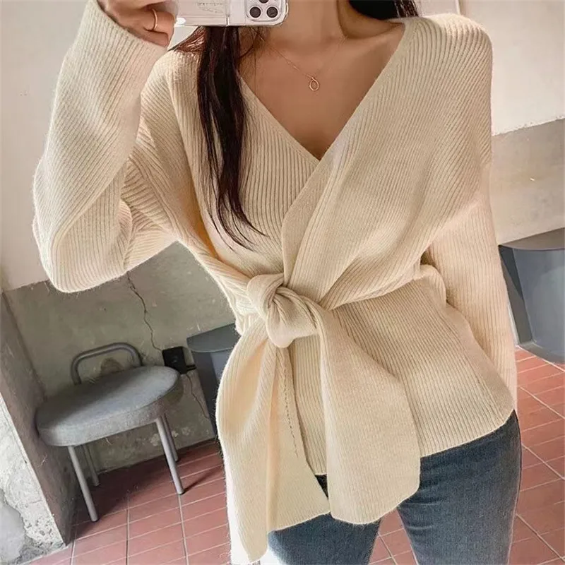 female design sense niche Korean winter new solid color lace V-neck sweater temperament short top trend
female design sense niche Korean winter new solid color lace V-neck sweater temperament short top trend