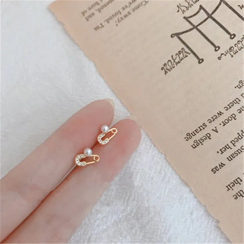 Personality Exaggeration Paper Clip Pin Earrings Fashion Simple Gold Plated Pearl Lady Stud Earrings Fashion Women Party Jewelry
Personality Exaggeration Paper Clip Pin Earrings Fashion Simple Gold Plated Pearl Lady Stud Earrings Fashion Women Party Jewelry