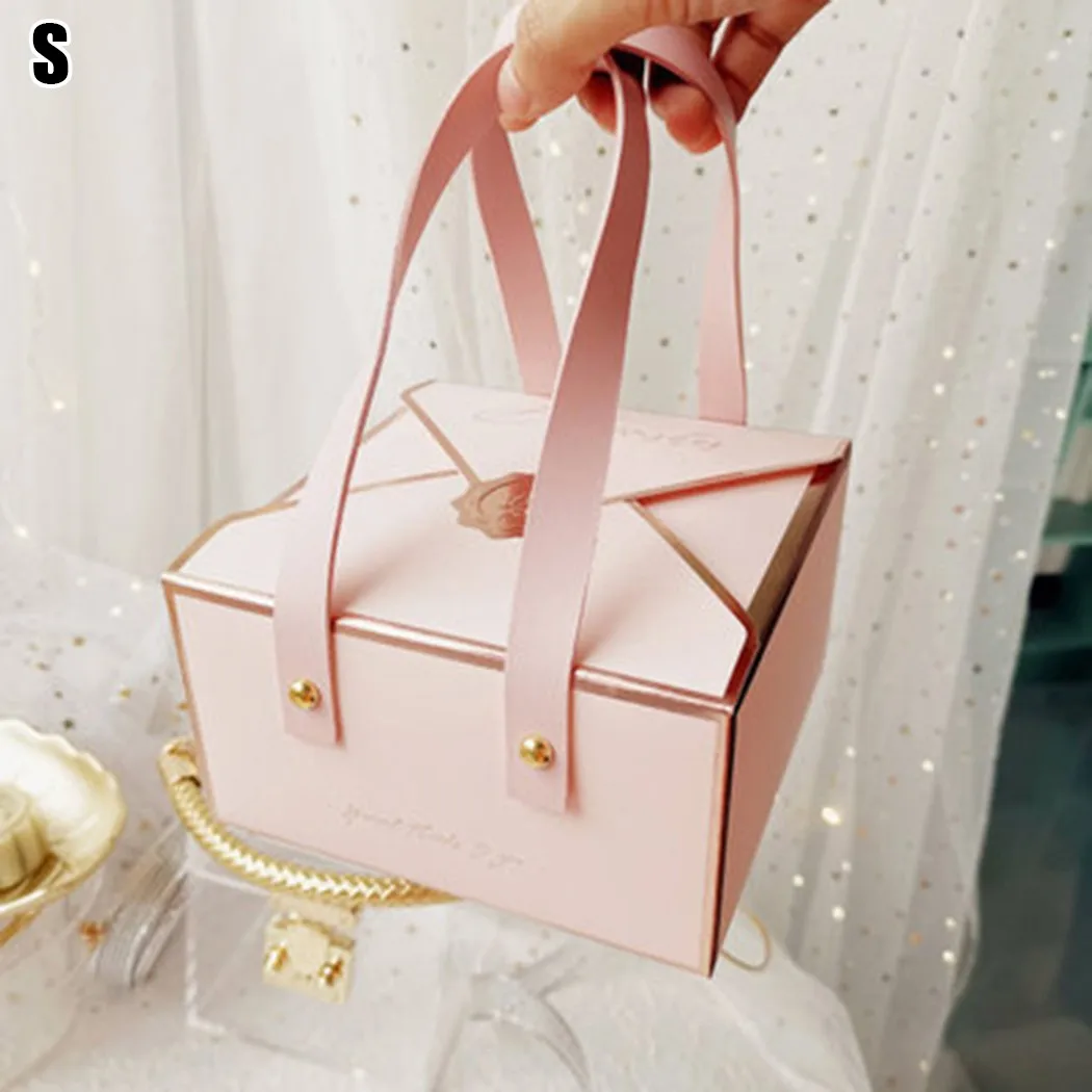 1pcs Bronzing Protable Paper Mooncake Box Chocolate Candy Packaging Birthday Wedding Party Favors Mystery Box Christmas Case
1pcs Bronzing Protable Paper Mooncake Box Chocolate Candy Packaging Birthday Wedding Party Favors Mystery Box Christmas Case