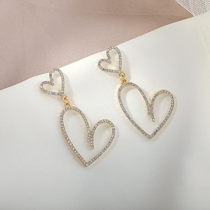 Love rhinestone Korean version of the temperament is thin net red earrings design fashion sense of personality earrings
Love rhinestone Korean version of the temperament is thin net red earrings design fashion sense of personality earrings