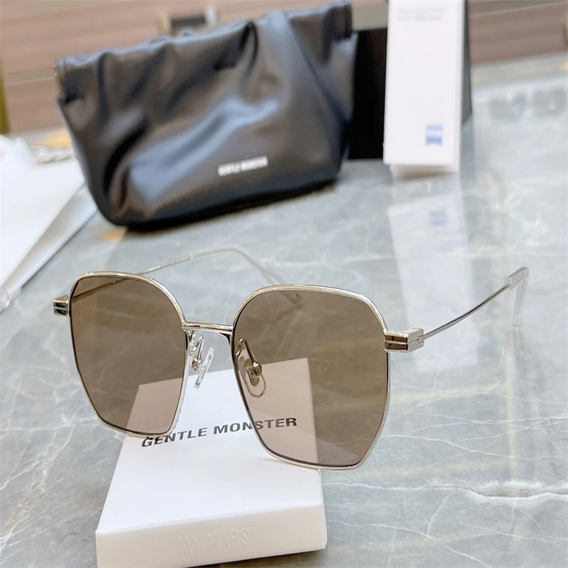 Солнцезащитные очки в круглой оправе для мужчин и женщин, модные брендовые дизайнерские очки в стиле ретро, в металлической ацетатной оправ...
Солнцезащитные очки в круглой оправе для мужчин и женщин, модные брендовые дизайнерские очки в стиле ретро, в металлической ацетатной оправ...