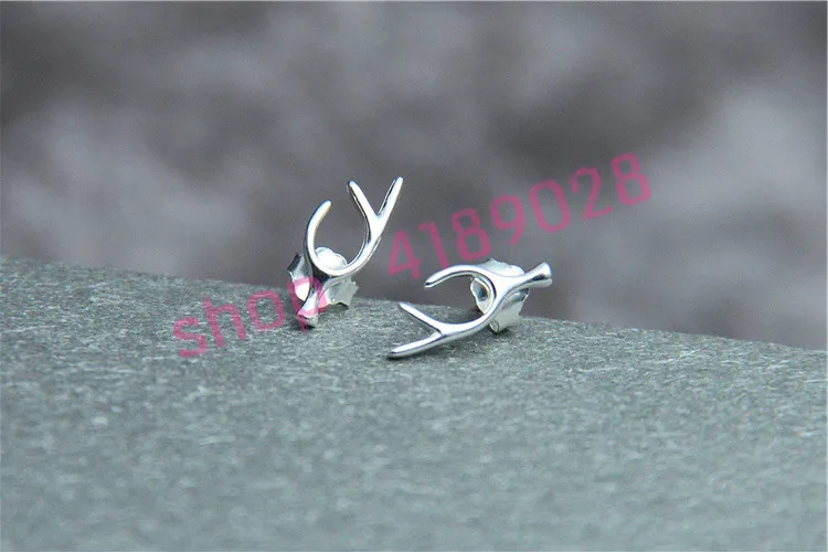 S925 sterling silver, Korean style, cute deer horn ear studs, handicrafts accessories.
S925 sterling silver, Korean style, cute deer horn ear studs, handicrafts accessories.