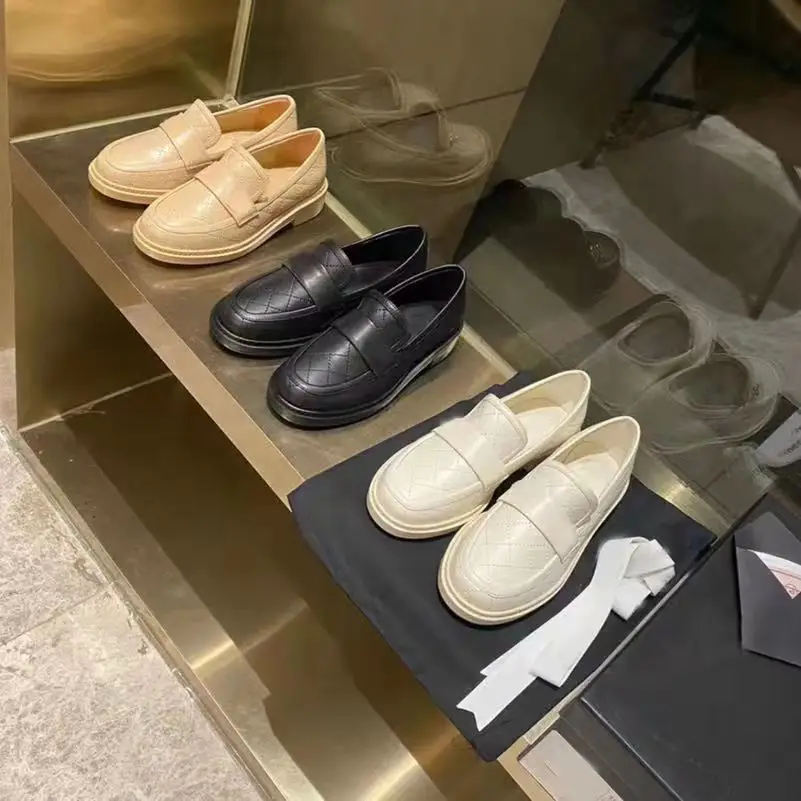 Luxury designer low-heel women's shoes, fashionable women's loafers, leather casual shoes, slip-on comfortable shoes
Luxury designer low-heel women's shoes, fashionable women's loafers, leather casual shoes, slip-on comfortable shoes