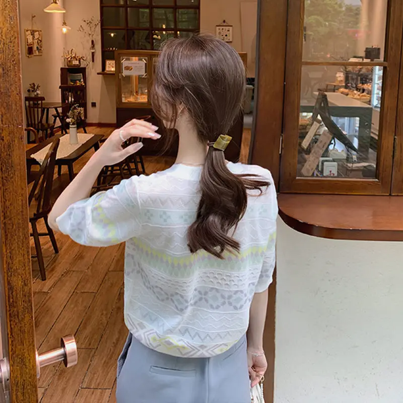 Short jacquard knitted cardigan women's 2021 new Korean loose thin short sleeve V-neck stitched T-shirt
Short jacquard knitted cardigan women's 2021 new Korean loose thin short sleeve V-neck stitched T-shirt