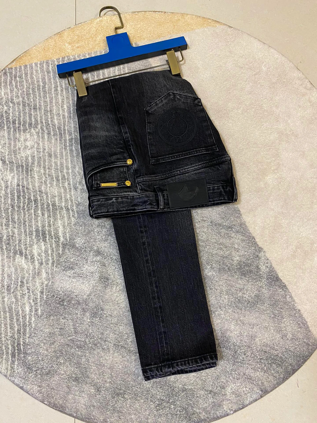 BILLIONAIRE Jeans winter thick men 2022 new Casual elasticity Cotton embroidery high quality Hardware Business big size 29-42
BILLIONAIRE Jeans winter thick men 2022 new Casual elasticity Cotton embroidery high quality Hardware Business big size 29-42