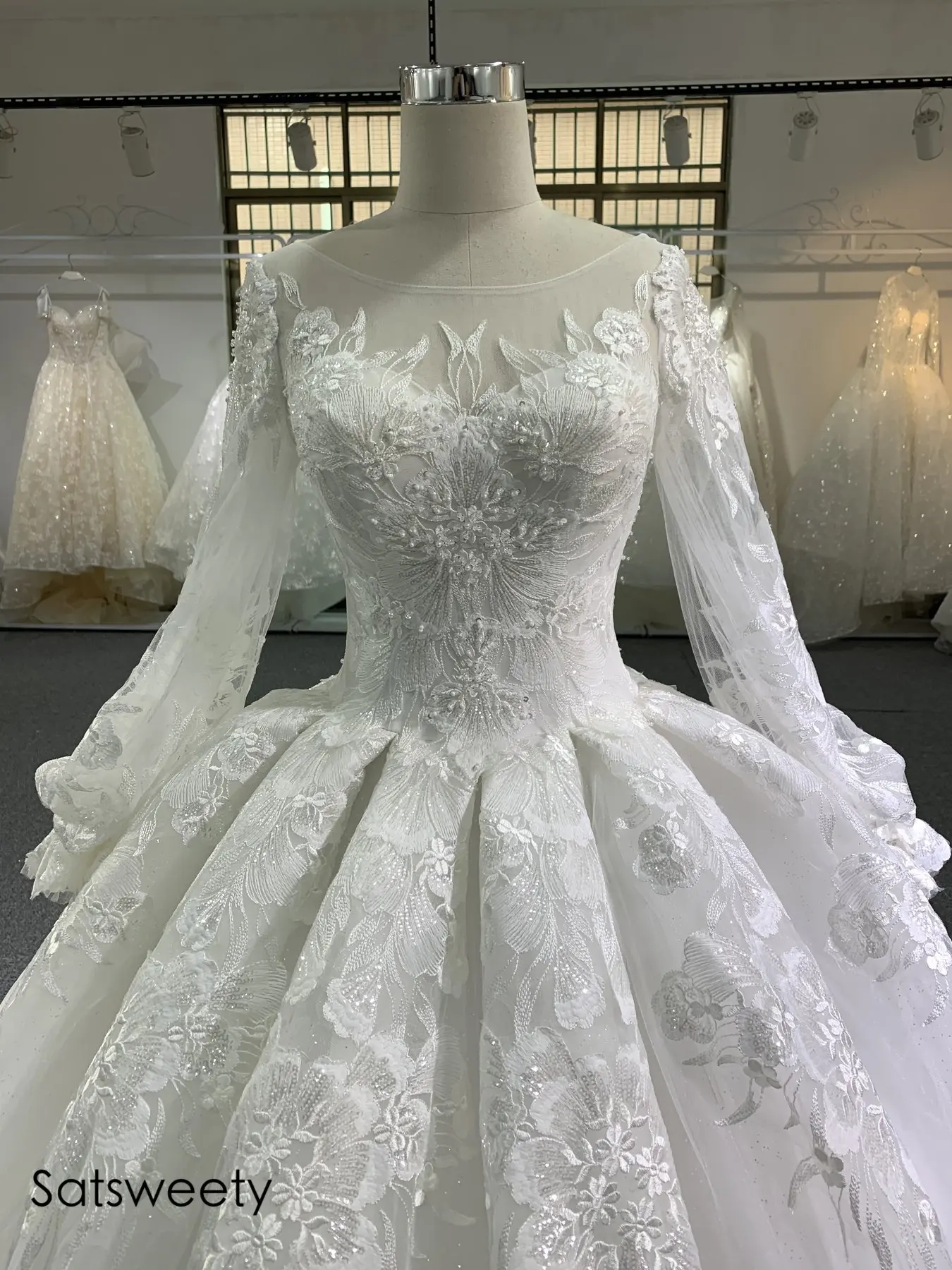 Luxury Beaded Wedding Dress 2021 Shiny Ball Gown Long Sleeves Bridal Dresses Customized Vestido de Noivas
Luxury Beaded Wedding Dress 2021 Shiny Ball Gown Long Sleeves Bridal Dresses Customized Vestido de Noivas