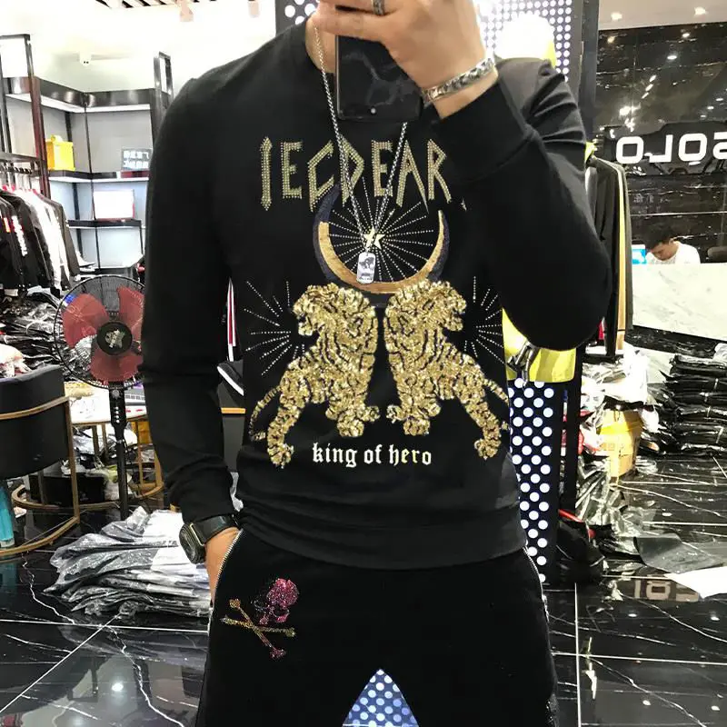 Europe's new tiger head hot drilling hooded men's slim round neck long sleeve 2021 autumn and winter fashion brand 
Europe's new tiger head hot drilling hooded men's slim round neck long sleeve 2021 autumn and winter fashion brand
