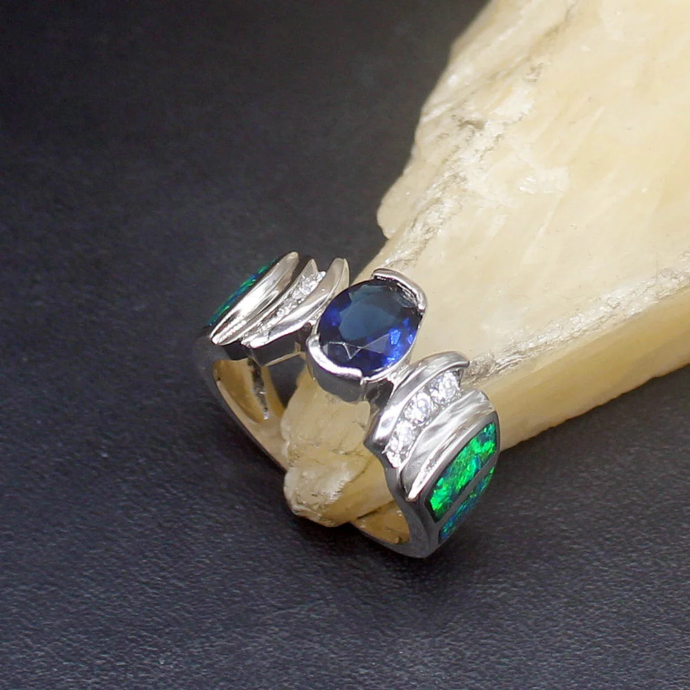 Женское кольцо из серебра 925 пробы с голубым опалом и сапфиром
Женское кольцо из серебра 925 пробы с голубым опалом и сапфиром