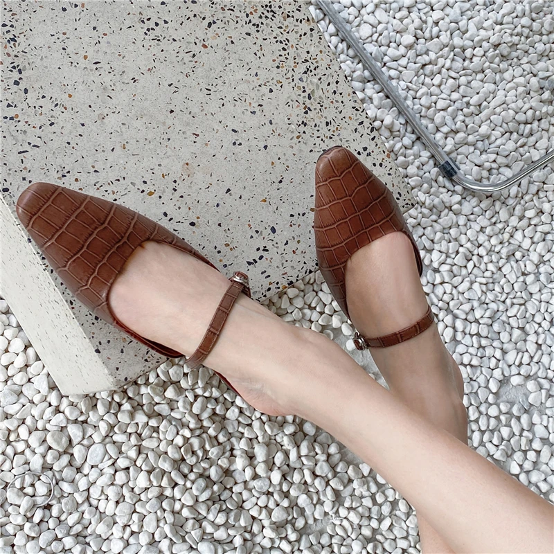 VERCONAS Spring Summer Women Sandals Casual Concise Buckle Low Heels Mules Shoes Woman High Quality Genuine Leather Slippers New 
VERCONAS Spring Summer Women Sandals Casual Concise Buckle Low Heels Mules Shoes Woman High Quality Genuine Leather Slippers New