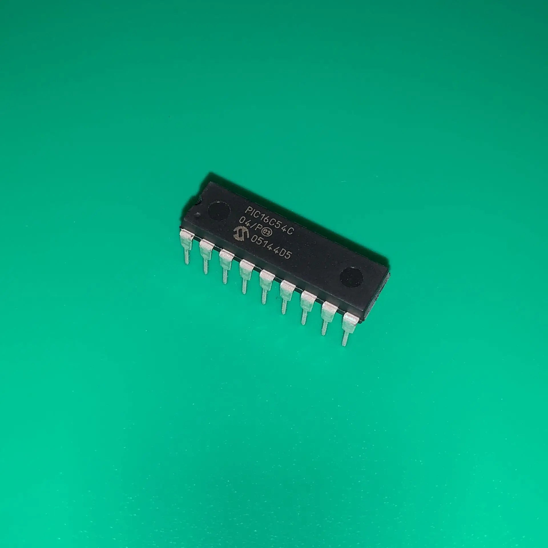 3 шт./лот Φ/P DIP18 PIC 16C54C-04/P IC MCU 8BIT 768B OTP 18DIP PIC16C54C04P PIC16C54C 04/P PIC16C54 PIC16C54C-04/P 16C54
3 шт./лот Φ/P DIP18 PIC 16C54C-04/P IC MCU 8BIT 768B OTP 18DIP PIC16C54C04P PIC16C54C 04/P PIC16C54 PIC16C54C-04/P 16C54