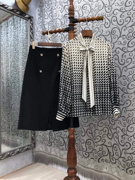 2021 Spring New Women's Neckline Ribbon Knotted Printed Long Sleeve Top + Double-breasted Half Skirt 2-piece Set 304
2021 Spring New Women's Neckline Ribbon Knotted Printed Long Sleeve Top + Double-breasted Half Skirt 2-piece Set 304