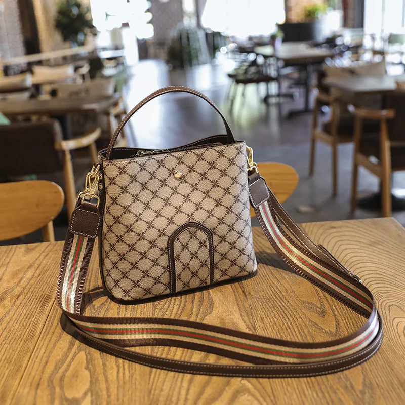 Luxury Designer Handbag Crossbody Bags Women's Leather Brand bag Fashion Style Shoppers Letter Printing Wallet 2021
Luxury Designer Handbag Crossbody Bags Women's Leather Brand bag Fashion Style Shoppers Letter Printing Wallet 2021