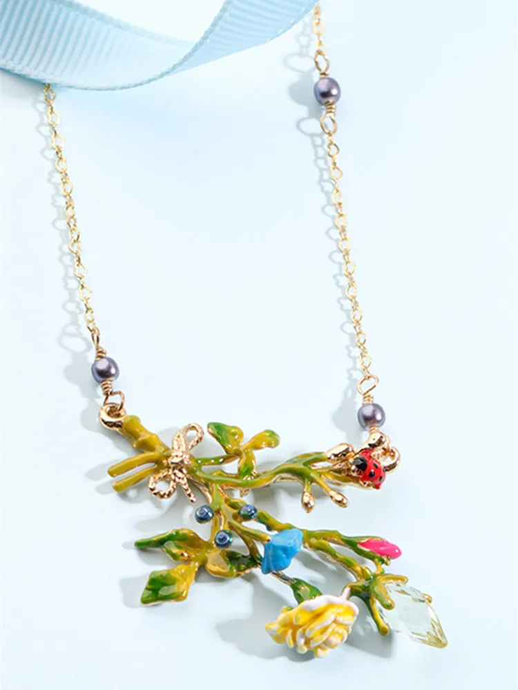European and American Plant Series Fashion Personality Enamel Flower Short Necklace Female Simple Irregular Short Clavicle Chain
European and American Plant Series Fashion Personality Enamel Flower Short Necklace Female Simple Irregular Short Clavicle Chain