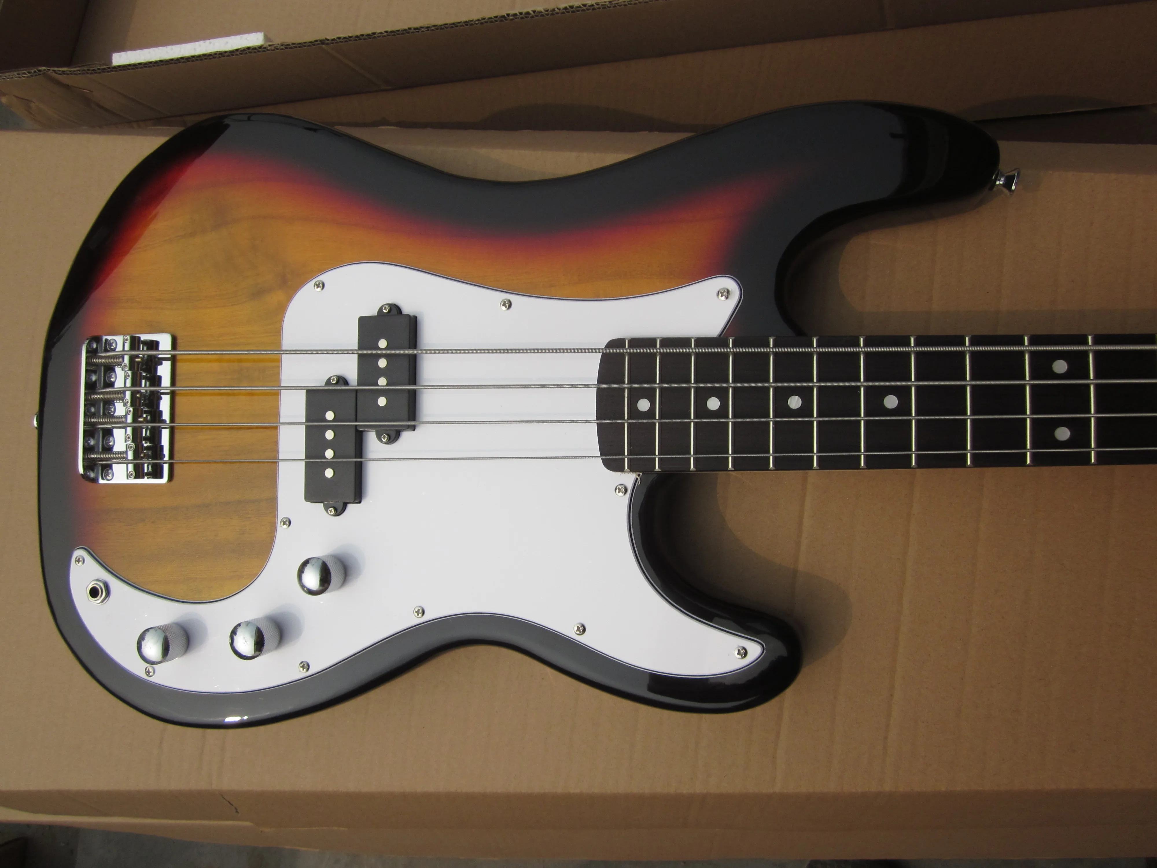 Electric bass / Tongmu style, four strings, sunset color, practice bass / made in China bass
Electric bass / Tongmu style, four strings, sunset color, practice bass / made in China bass