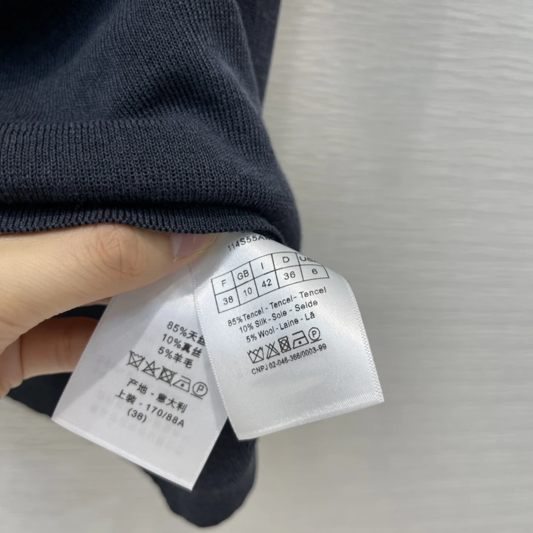 Luxury Brand Dark Blue Tanks for Lady 2021 Summer New O-neck All-match Tanks Tops Good Quality Tencel Silk Blended Knitted Tops
Luxury Brand Dark Blue Tanks for Lady 2021 Summer New O-neck All-match Tanks Tops Good Quality Tencel Silk Blended Knitted Tops