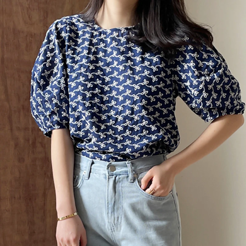 Korea Chic Summer French Round Neck Heavy Industry Embroidery Hollow Design Loose and Versatile Puff Sleeve Shirt Shirt Women
Korea Chic Summer French Round Neck Heavy Industry Embroidery Hollow Design Loose and Versatile Puff Sleeve Shirt Shirt Women