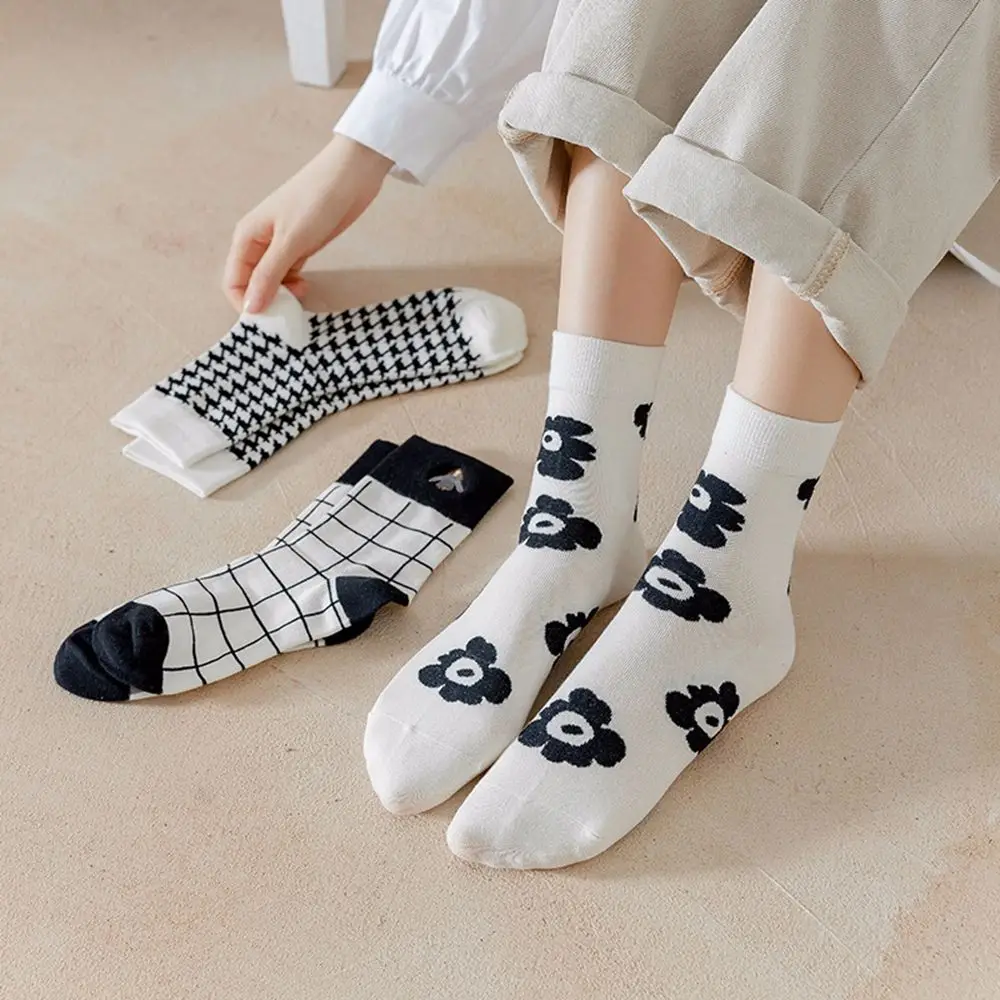 New Girls College JK Style Socks Cotton Breathable Checkered Flowers Embroidery Socks Female Mid-tube Autumn Winter Hosiery
New Girls College JK Style Socks Cotton Breathable Checkered Flowers Embroidery Socks Female Mid-tube Autumn Winter Hosiery