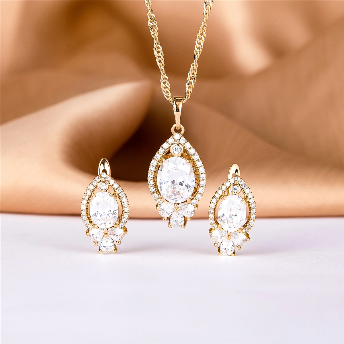 Высококачественные Модные Позолоченные серьги Стразы 14 к ожерелье серьги праздничные подарки Изысканные Новые искусственные
Высококачественные Модные Позолоченные серьги Стразы 14 к ожерелье серьги праздничные подарки Изысканные Новые искусственные